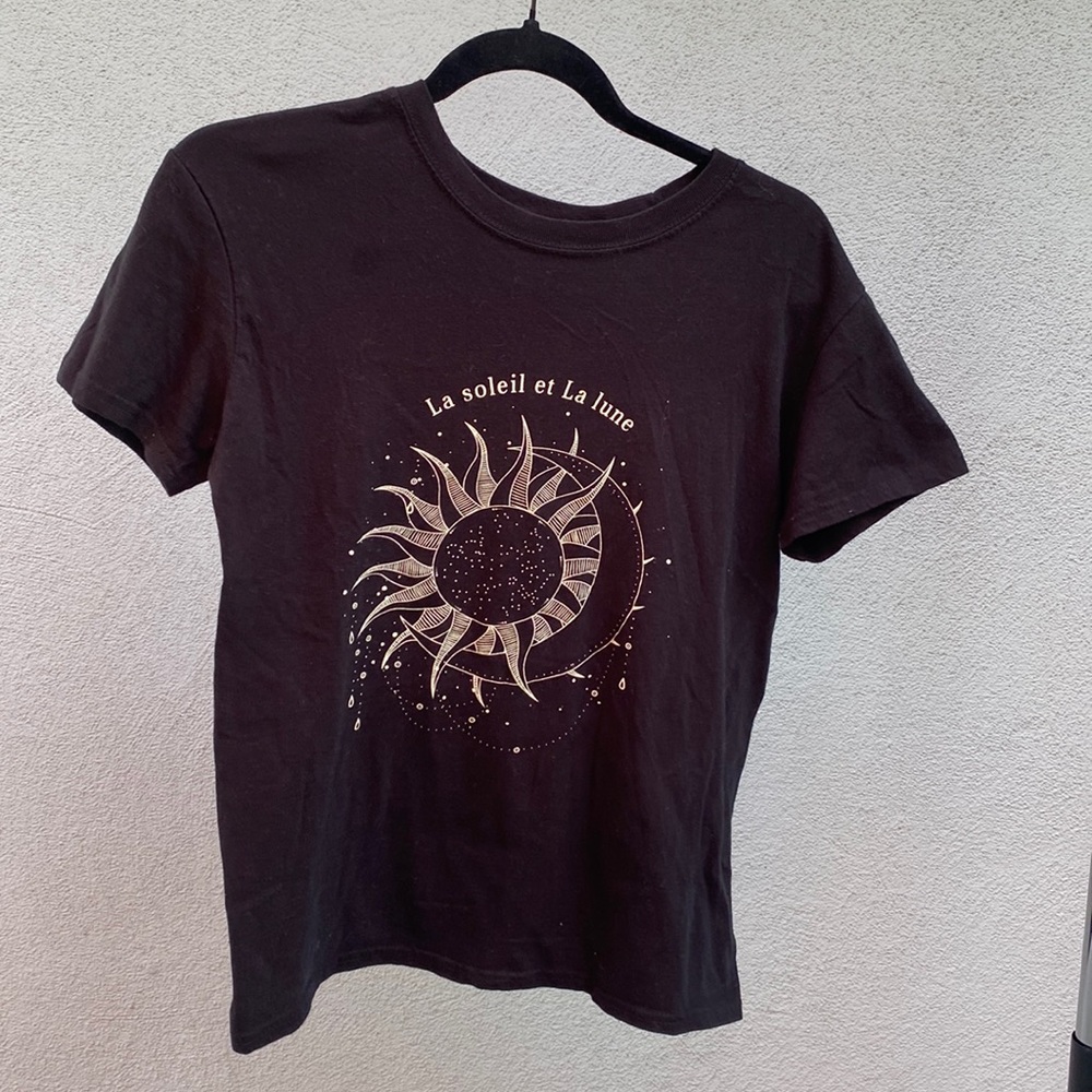 BOOHOO BLACK SHORT SLEEVE SUN/MOON GRAPHIC SIZE: S